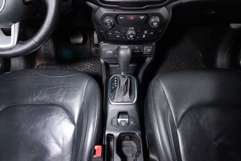 Used 2018 Jeep Renegade Latitude w/ Cold Weather Group image 10