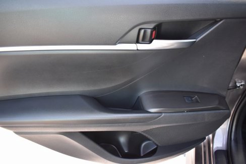 Used 2022 Toyota Camry SE image 11