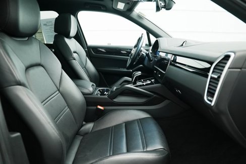 Used 2022 Porsche Cayenne w/ Premium Package image 23