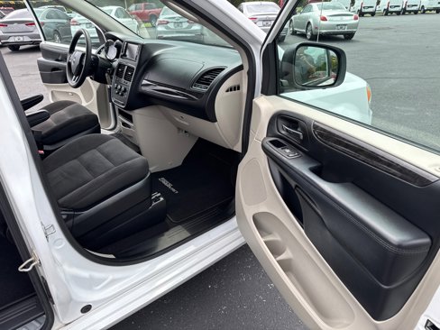 Used 2018 Dodge Grand Caravan SE w/ UConnect Hands-Free Group image 13