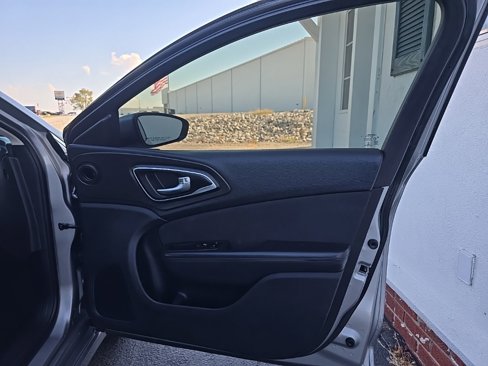 Used 2015 Chrysler 200 Limited w/ Convenience Group image 22