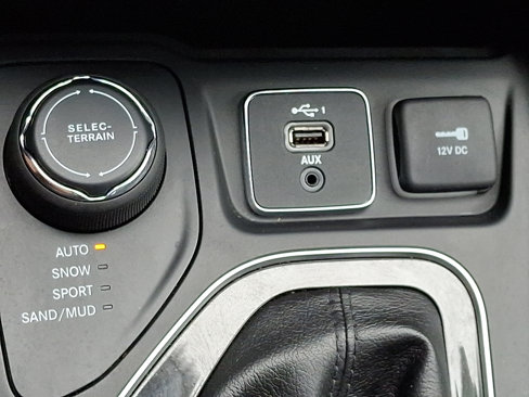 Used 2020 Jeep Cherokee Limited image 25