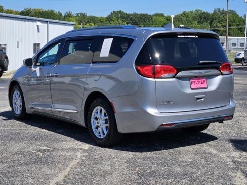 Used 2020 Chrysler Pacifica Touring-L image 7