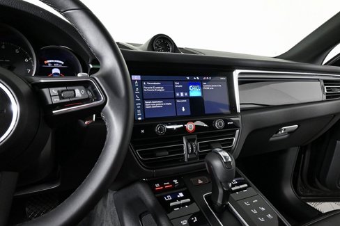 Certified 2025 Porsche Macan image 13