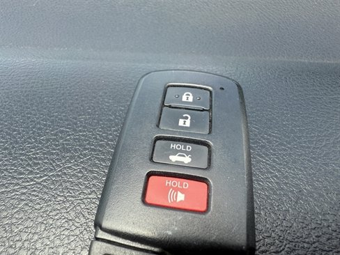 Used 2015 Toyota Camry LE image 30