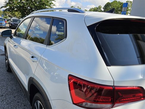 Certified 2024 Volkswagen Taos SE image 9
