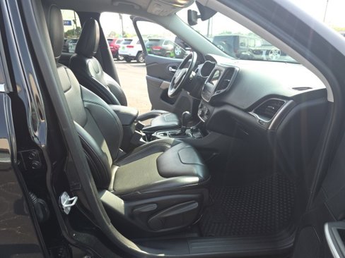 Used 2019 Jeep Cherokee Latitude Plus w/ Comfort/Convenience Group image 38