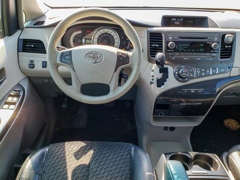 Used 2014 Toyota Sienna SE image 22