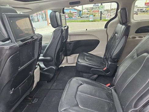 Used 2017 Chrysler Pacifica Limited w/ UConnect Theater Package image 8