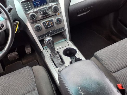 Used 2015 Ford Explorer XLT image 13