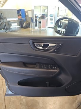 Used 2022 Volvo XC60 B5 Momentum image 12