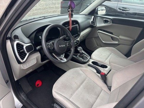 Used 2023 Kia Soul LX image 2