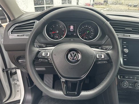 Used 2020 Volkswagen Tiguan SE w/ Panoramic Sunroof Package image 11