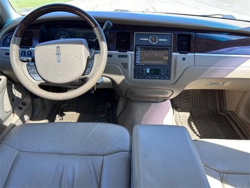 Used 2006 Lincoln Town Car Designer Series image 8