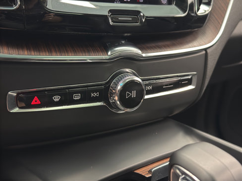 Used 2023 Volvo XC60 B5 Plus image 30