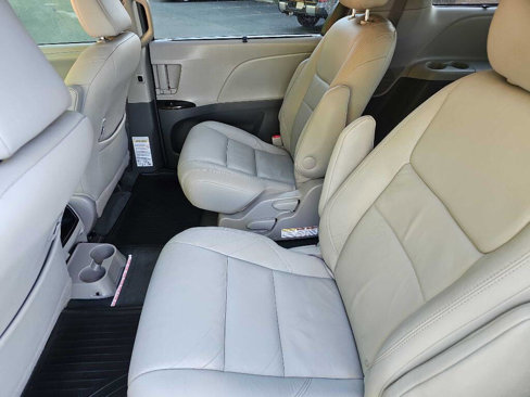 Used 2016 Toyota Sienna XLE Premium image 18