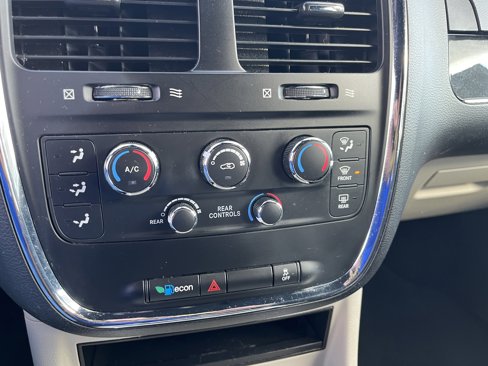 Used 2020 Dodge Grand Caravan SXT image 28