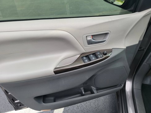 Used 2018 Toyota Sienna XLE image 27