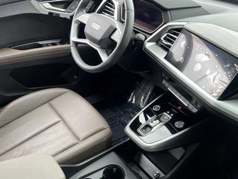 Used 2024 Audi Q4 e-tron Premium w/ Convenience Package image 9