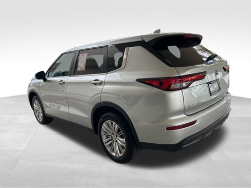 Used 2024 Mitsubishi Outlander ES image 4