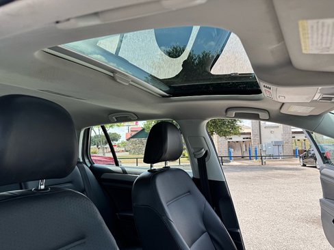 Used 2015 Volkswagen Golf S image 25
