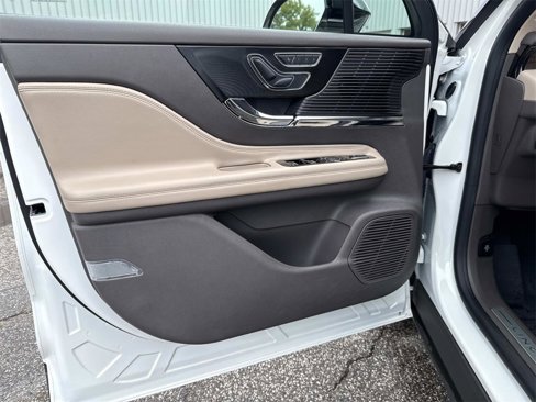 Used 2022 Lincoln Corsair Reserve image 16
