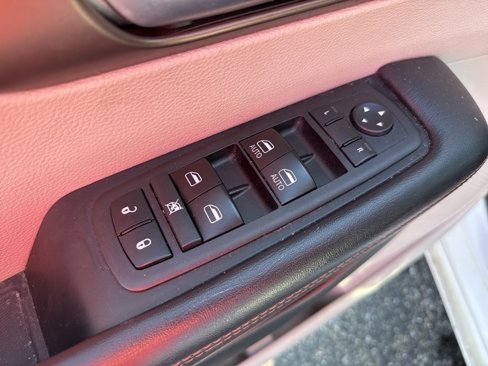 Used 2018 Chrysler Pacifica Touring-L image 17