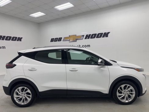 Used 2022 Chevrolet Bolt EUV LT w/ Driver Confidence Package image 4