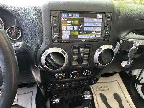 Used 2016 Jeep Wrangler Unlimited Sahara w/ Connectivity Group image 15
