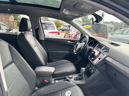 Used 2018 Volkswagen Tiguan SEL w/ 3rd Row Seat Package image 11