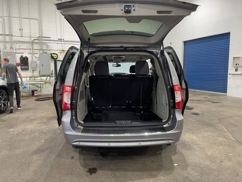 Used 2013 Chrysler Town & Country Touring-L w/ Driver Convenience Group image 38