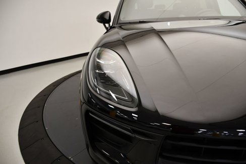 Certified 2025 Porsche Macan Turbo image 14