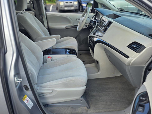 Used 2013 Toyota Sienna LE image 10