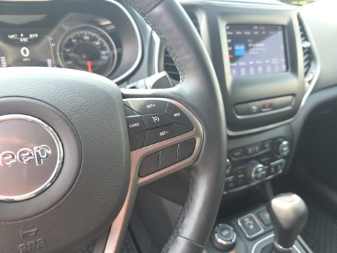 Used 2019 Jeep Cherokee Latitude Plus w/ Comfort/Convenience Group image 20