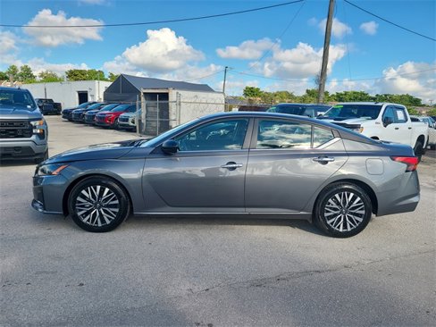 Used 2025 Nissan Altima 2.5 SV image 2