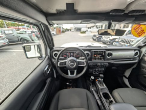 Used 2020 Jeep Wrangler Unlimited Sahara image 10