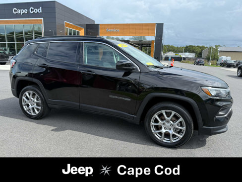 Used 2022 Jeep Compass Latitude image 1