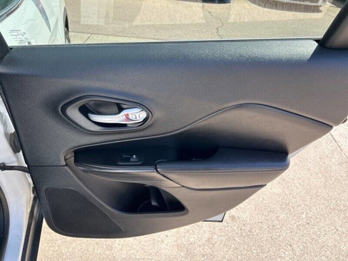 Used 2014 Jeep Cherokee Limited image 17