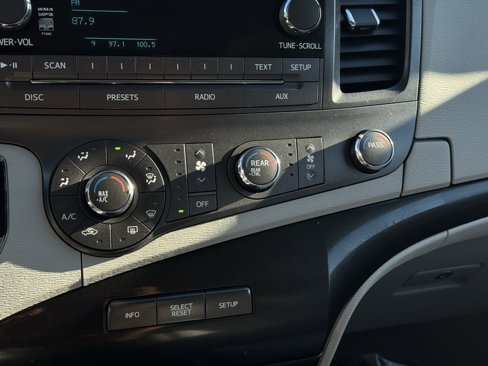Used 2011 Toyota Sienna LE image 10