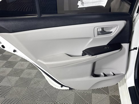 Used 2017 Toyota Camry SE image 18