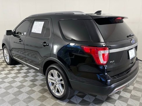 Used 2017 Ford Explorer XLT w/ Equipment Group 202A image 5