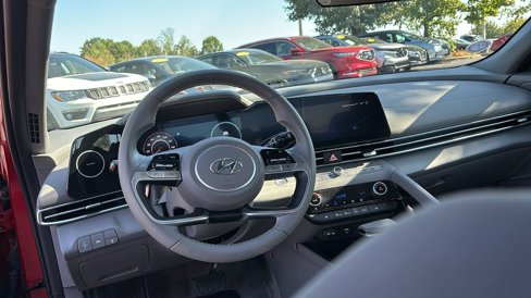 Used 2023 Hyundai Elantra SEL w/ Convenience Package image 13