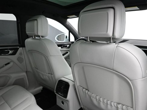 Certified 2025 Porsche Macan image 7