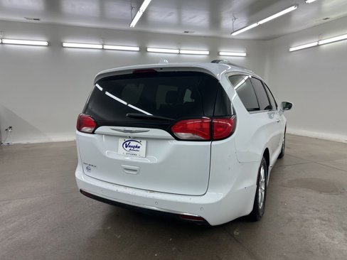 Used 2020 Chrysler Pacifica Touring-L image 11