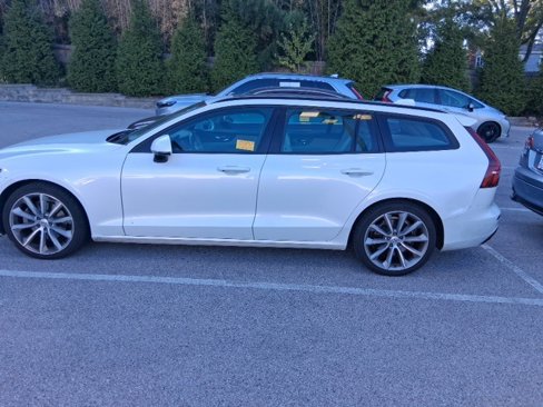 Used 2020 Volvo V60 T5 Momentum image 3