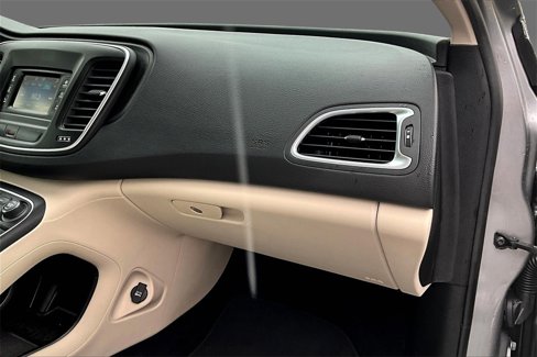 Used 2015 Chrysler 200 Limited image 10
