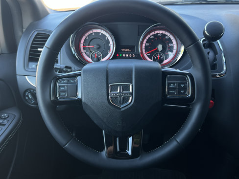 Used 2018 Dodge Grand Caravan SE image 18