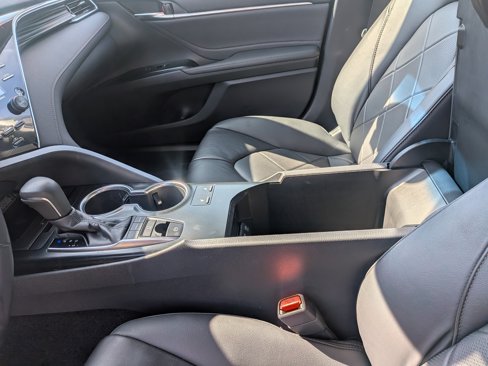Used 2018 Toyota Camry XLE image 23