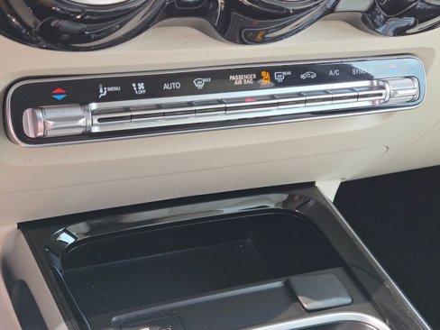 Used 2021 Mercedes-Benz GLB 250 w/ Premium Package image 33