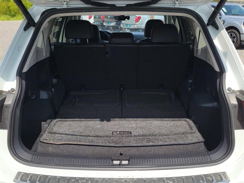 Used 2022 Volkswagen Tiguan SE w/ Panoramic Sunroof Package image 9